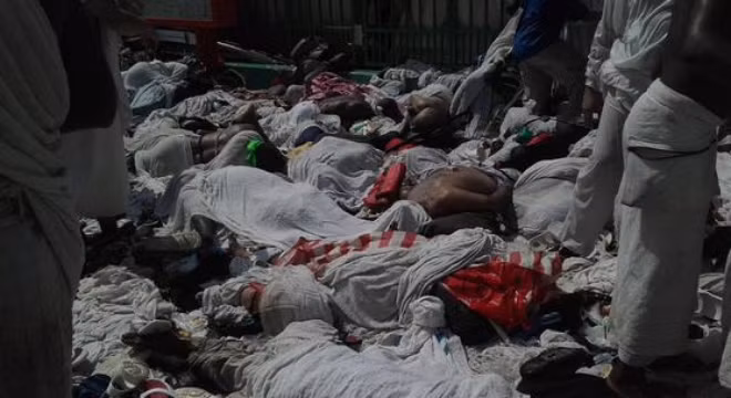 Xác người nằm la liệt tại thánh địa Mecca. Ảnh: Twitter