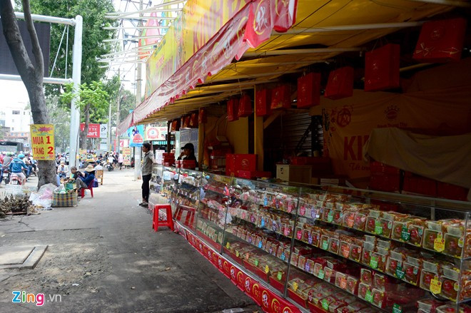 Tại quầy hàng mua 1 tặng 2 trên đường 3/2, cả chủ và nhân viên đứng chơi vì không có khách ghé mua bánh.