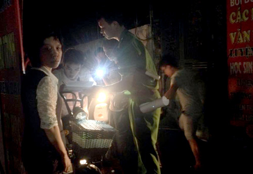 Nhóm học sinh được đưa ra ngoài khi đám cháy được khống chế. Ảnh:Sơn Dương.