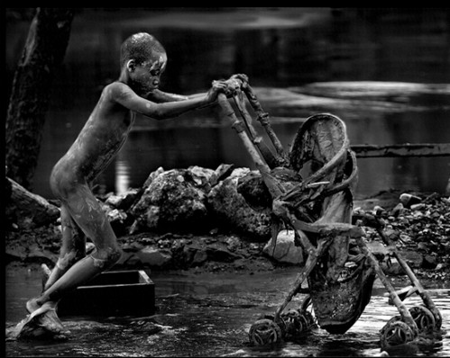 Bức ảnh cậu bé đẩy xe nôi sau bão Haiti. Ảnh:Miami Herald