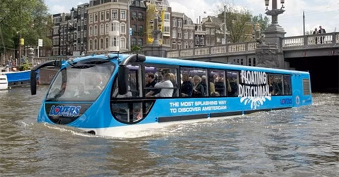 Xe buýt lội nước giống như một chiếc thuyền trên những con kênh ở Hà Lan.