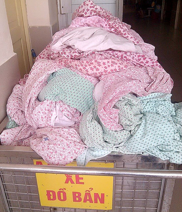 Quần áo bẩn chất đống tại bệnh viện