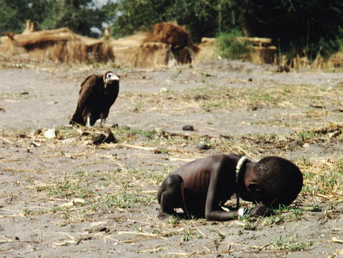 Bức ảnh con kền kền và cô bé phản ánh nạn đói ở Sudan. Ảnh:Kevin Carter/Corbis Sygma