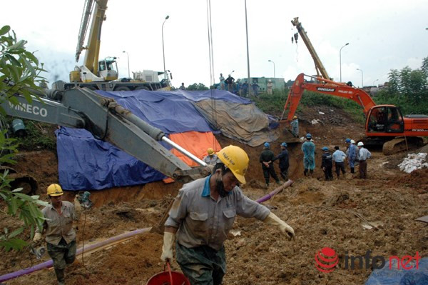 Các công nhân đang khẩn trương khắc phục sự cố...