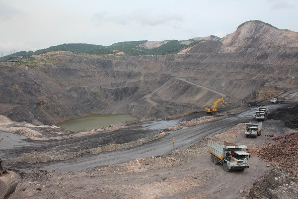 Mỏ lộ thiên 917 - Công ty than Hòn Gai vẫn ngập sâu khoảng 50m nước, trong khi đường giao thông vẫn chưa khắc phục xong.