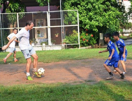 Đại sứ Ted Osius mời trẻ em làng SOS vào xe đặc biệt ảnh 10 Đại sứ Ted Osius mời trẻ em làng SOS vào xe đặc biệt ảnh 10