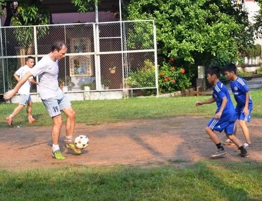 Đại sứ Ted Osius mời trẻ em làng SOS vào xe đặc biệt ảnh 10 Đại sứ Ted Osius mời trẻ em làng SOS vào xe đặc biệt ảnh 10