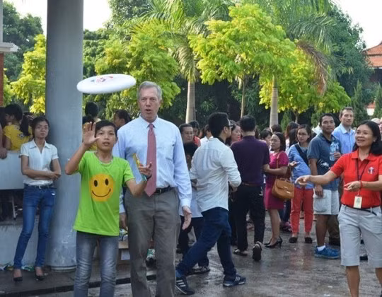 Đại sứ Ted Osius mời trẻ em làng SOS vào xe đặc biệt ảnh 9 Đại sứ Ted Osius mời trẻ em làng SOS vào xe đặc biệt ảnh 9