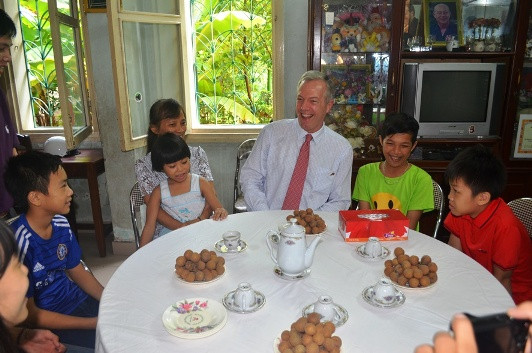 Đại sứ Ted Osius mời trẻ em làng SOS vào xe đặc biệt ảnh 8 Đại sứ Ted Osius mời trẻ em làng SOS vào xe đặc biệt ảnh 8