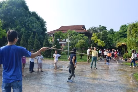 Đại sứ Ted Osius mời trẻ em làng SOS vào xe đặc biệt ảnh 11 Đại sứ Ted Osius mời trẻ em làng SOS vào xe đặc biệt ảnh 11