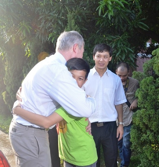 Đại sứ Ted Osius mời trẻ em làng SOS vào xe đặc biệt ảnh 12 Đại sứ Ted Osius mời trẻ em làng SOS vào xe đặc biệt ảnh 12