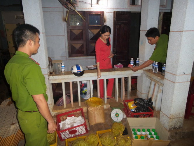 Khu vực đoàn kiểm tra phát hiện những chai hóa chất chưa được sử dụng