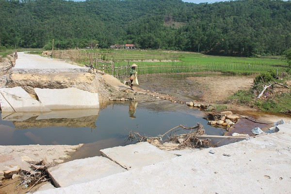 Hệ thống giao thông ở Bản Sen bị mưa lũ tàn phá nặng nề và chưa biết đến bao giờ mới khắc phục xong. Ảnh: N.HÙNG