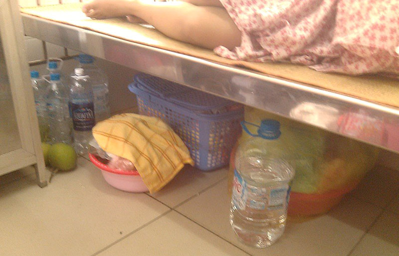 Gầm giường của các sản phụ lỉnh kỉnh các chai lọ chứa nước sạch