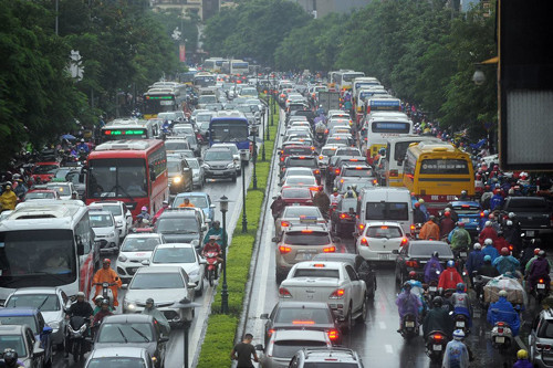 Đường Nguyễn Văn Cừ, quận Long Biên, tắc cả hai chiều. Ảnh:Quý Đoàn.