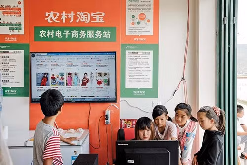 Máy tính kết nối màn hình lớn để khách hàng theo dõi các đơn hàng trực truyến