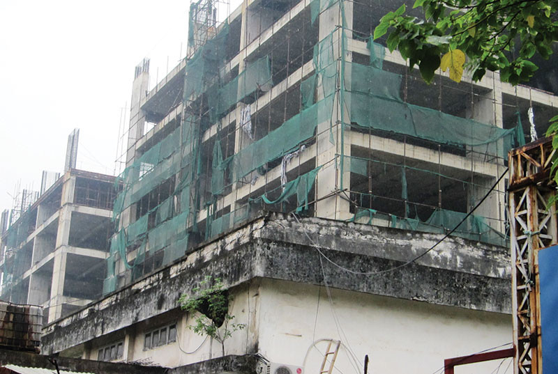 Chậm tiến độ nhiều năm liền. Năm 2013, thị trường căn hộ có dấu hiệu hồi phục, chủ đầu tư Dự án Sky Garden Định Công bắt tay tái khởi động dự án và mở bán tiếp cho hàng trăm khách hàng mới, nhưng Dựa án Sky Garden sau khi xây xong phần đế lại "đắp chiếu" cả năm nay khiến TP. Hà Nội mới đây phải kiến nghị thu hồi chuyển chủ đầu tư để đảm bảo quyền lợi cho khách hàng mua nhà