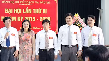 Ông Lê Phước Hoài Bảo (thứ 2 từ phải sang trái) vừa được bổ nhiệm làm Giám đốc Sở Kế hoạch Đầu tư tỉnh Quảng Nam. Ảnh: Sở Kế hoạch - đầu tư