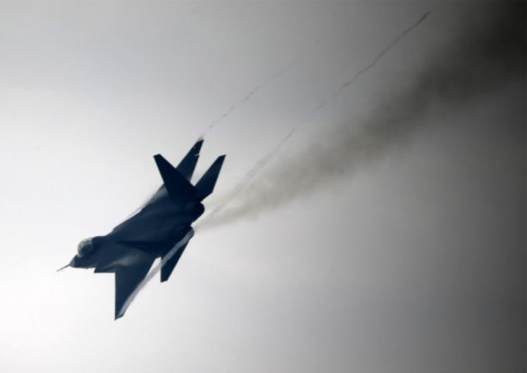 Máy bay chiến đấu J-31 Trung Quốc bay biểu diễn ở Triển lãm hàng không Chu Hải-2014 (Ảnh tư liệu).