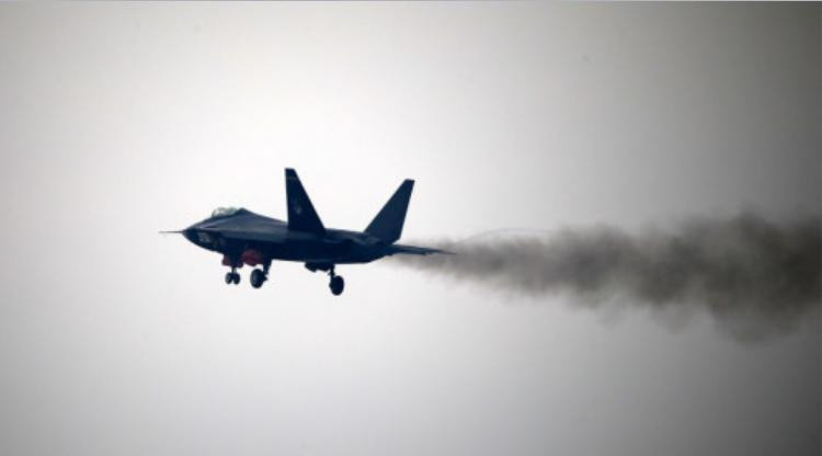 Máy bay chiến đấu J-31 Trung Quốc bay biểu diễn ở Triển lãm hàng không Chu Hải-2014 (Ảnh tư liệu).