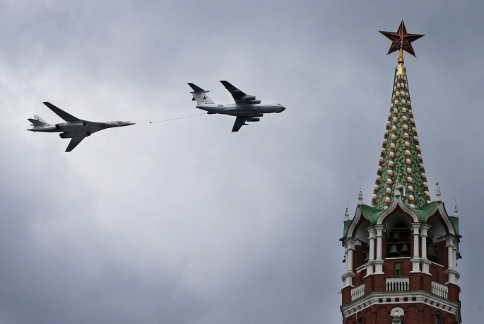 Máy bay ném bom chiến lược Tu-160 cùng máy bay tiếp dầu Il-76 mô phỏng cảnh tiếp nhiên liệu trên không khi bay qua nóc điện Kremlin.