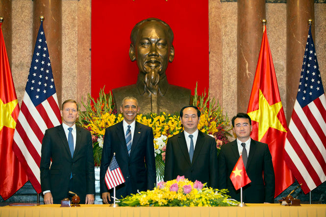 Chủ tịch nước Trần Đại Quang và Tổng thống Obama tại lễ ký kết - Ảnh: Việt Dũng