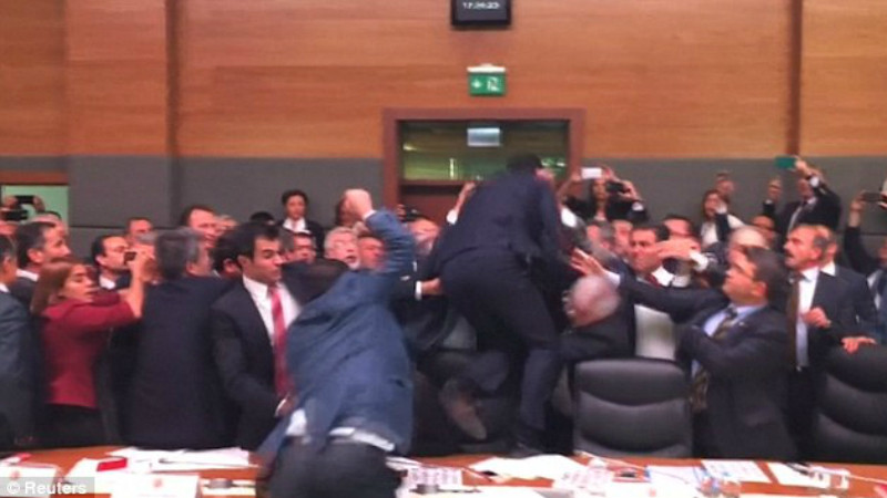 Ẩu đả dữ dội tại phiên họp quốc hội Thổ Nhĩ Kỳ ảnh 1 Ẩu đả dữ dội tại phiên họp quốc hội Thổ Nhĩ Kỳ ảnh 1