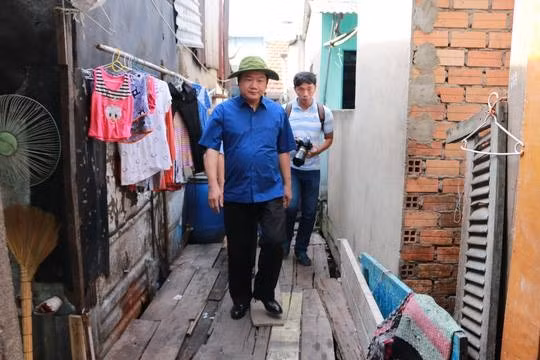 Bí thư Thăng thị sát nhà "ổ chuột" ven kênh Đôi - kênh Tẻ