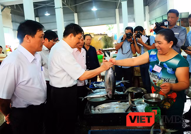  Phó Chủ tịch UBND TP Đà Nẵng Dặng Việt Dũng mua cá tại điểm bán được cấp giấy chứng nhận của Chi Cục quản lý chất lượng nông lâm thủy sản (Sở NN & PTNT Đà Nẵng)