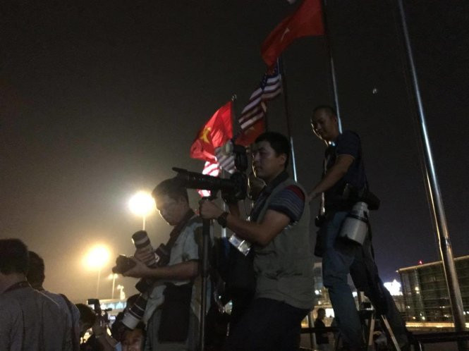 Các phóng viên ảnh chuẩn bị tác nghiệp chờ Obama đến - Ảnh: Q.Tr.