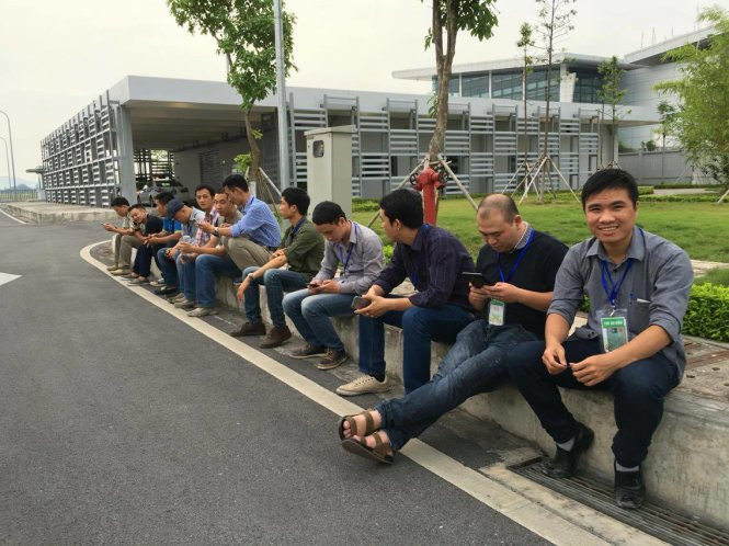 Phóng viên các báo chờ chuyến thăm của Tổng thống Hoa Kỳ Obama sau khi để các thiết bị quay phim chụp ảnh vào phòng riêng - Ảnh: VIỆT DŨNG