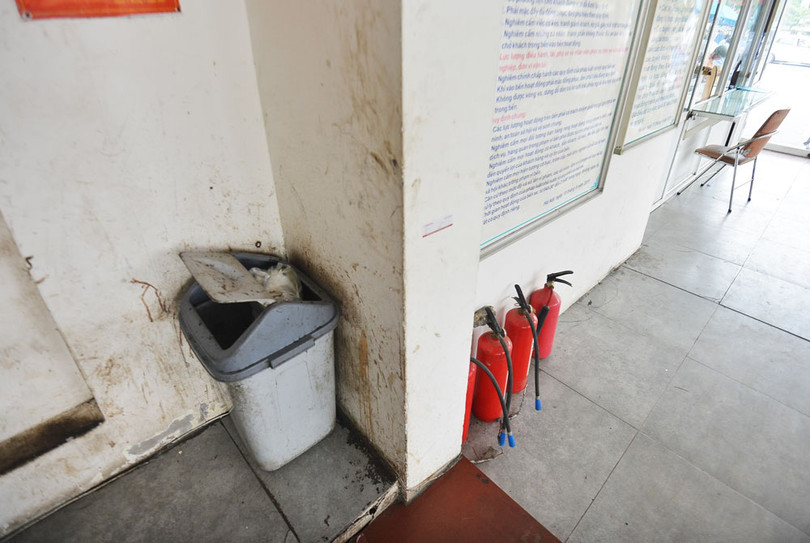 Thùng rác bung nắp, tường và sàn cáu bẩn. Bãi đỗ xe bốc mùi xú uế, mùi khai nồng nặc xộc vào giữa trưa hè nắng nóng khiến nhiều khách phải đeo khẩu trang trong lúc chờ tới giờ xe chạy.