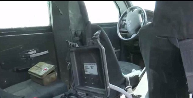 Video Xe chở đặc nhiệm SEAL bị đạn IS găm nát ảnh 2