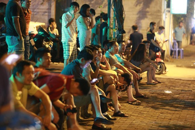 Một số người dân tập trung phía ngoài khách sạn Marriott tối 22-5. Ảnh: Nguyễn Khánh