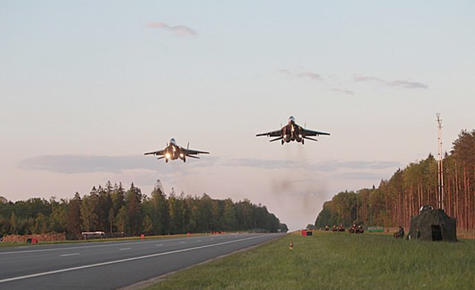 Video MiG-29 không quân Belarus cất, hạ cánh trên quốc lộ ảnh 3