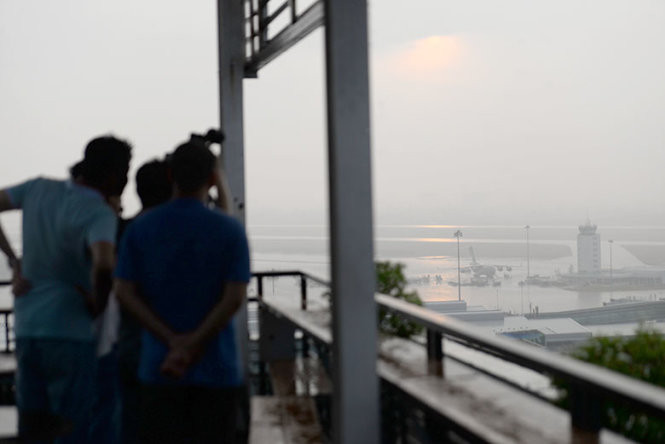 Nhiều phóng viên các báo, đài cũng có mặt đưa tin chiếc máy bay US Air Force (C17) hạ cánh tại sân bay Tân Sơn Nhất - Ảnh: Hữu Khoa