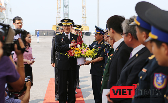 Lễ đón được cử hành ngay tại cầu cảng