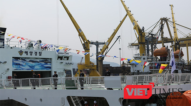 Tàu được trang bị sân bay trực thăng phía đuôi tàu