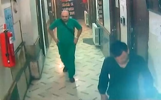 Hình ảnh cho thấy bác sĩ Muhammad Maaz (áo xanh) đang còn sống, ngay trước lúc bom rơi (Nguồn: Telegraph)