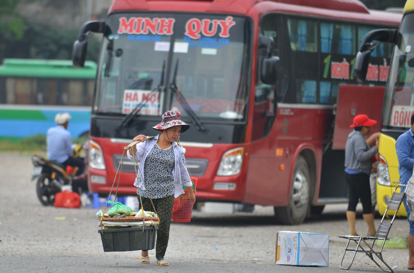 Hàng rong, xe ôm bủa vây bến xe.