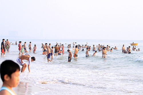 Sáng 1/5, biển Đà Nẵng đã đông người đến tắm. Ảnh:Nguyễn Đông. Sáng 1/5, biển Đà Nẵng đã đông người đến tắm. Ảnh:Nguyễn Đông.