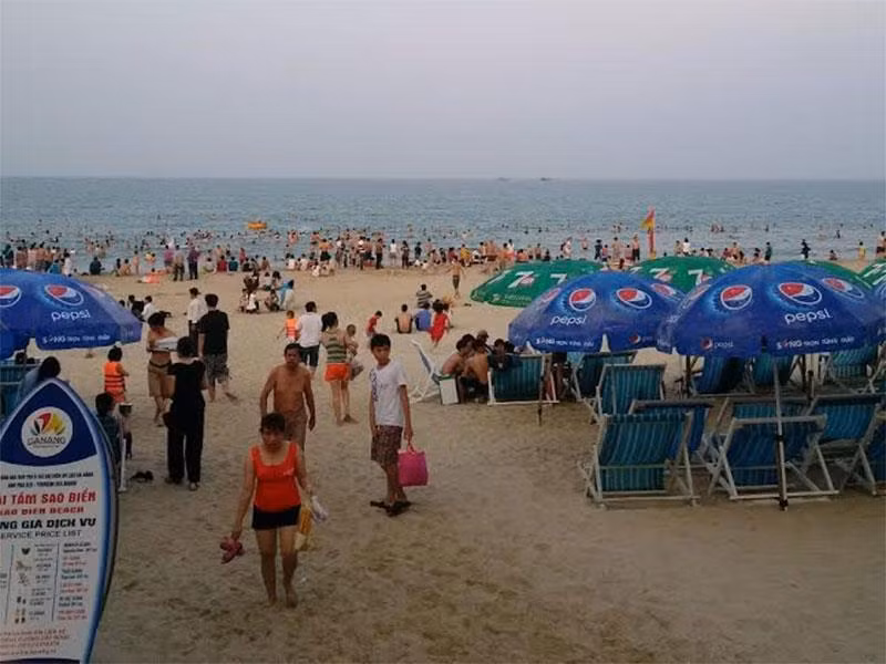 Chiều 30.4 người dân và du khách quay lại tắm biển đông nghẹt sau hành động thiết thực của Lãnh đạo TP Đà Nẵng sáng nay.