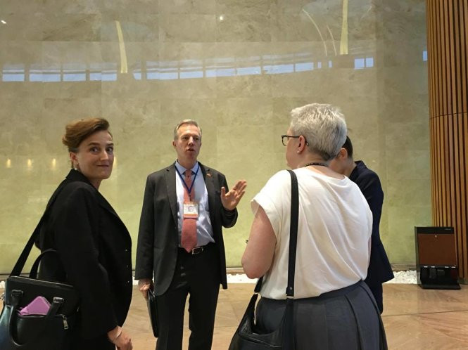 Đại sứ Mỹ Ted Osius thảo luận cách thức chuẩn bị đón Ngoại trưởng John Kerry và Tổng thống Obama với các nhân viên sứ quán tại sân bay Nội Bài -Ảnh: Việt Dũng