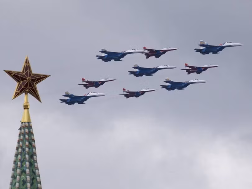 Phi đội Hiệp sĩ Nga tập dượt trên bầu trời Moscow. Những chiếc MiG-29 và Su-27 lướt qua nóc điện Kremlin theo đội hình được sắp xếp. Hiệp sĩ Nga là phi đội bay trình diễn nổi tiếng, thường xuyên góp mặt trong các sự kiện lớn ở Nga và trên thế giới. Trong sự kiện kỷ niệm 70 năm ngày chiến thắng năm 2015, đội bay này cũng tạo ra các màn trình diễn ấn tượng và lôi cuốn.