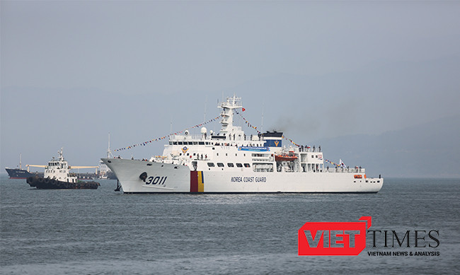 Tàu BADADO trên vịnh Đà Nẵng