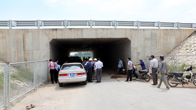 Đoàn cán bộ Cục Quản lý xây dựng và chất lượng công trình giao thông (Bộ GTVT) khảo sát vết vỡ bêtông kém chất lượng ở hầm chui - Ảnh T.Phùng Đoàn cán bộ Cục Quản lý xây dựng và chất lượng công trình giao thông (Bộ GTVT) khảo sát vết vỡ bêtông kém chất lượng ở hầm chui - Ảnh T.Phùng