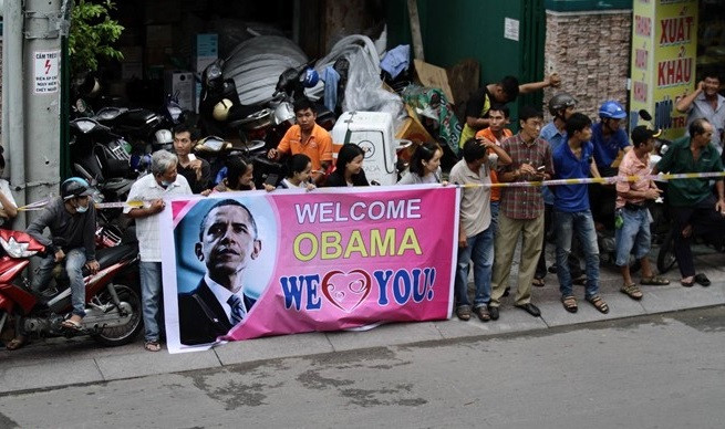Chó nghiệp vụ của mật vụ Mỹ kiểm tra nhiều ngõ ngách của đường Mai Thị Lựu trước khi Tổng thống Obama đến đây. 