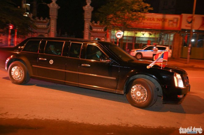 Xe chở Tổng thống Obama di chuyển trên đường