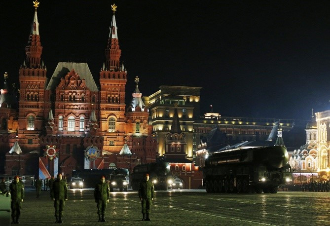 Phương tiện chuyên chở tên lửa đạn đạo liên lục địa Yars xuất hiện trong buổi diễn tập.