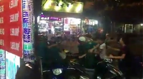 Xôn xao clip dân quân đánh, trấn áp một nhóm thanh niên ảnh 4